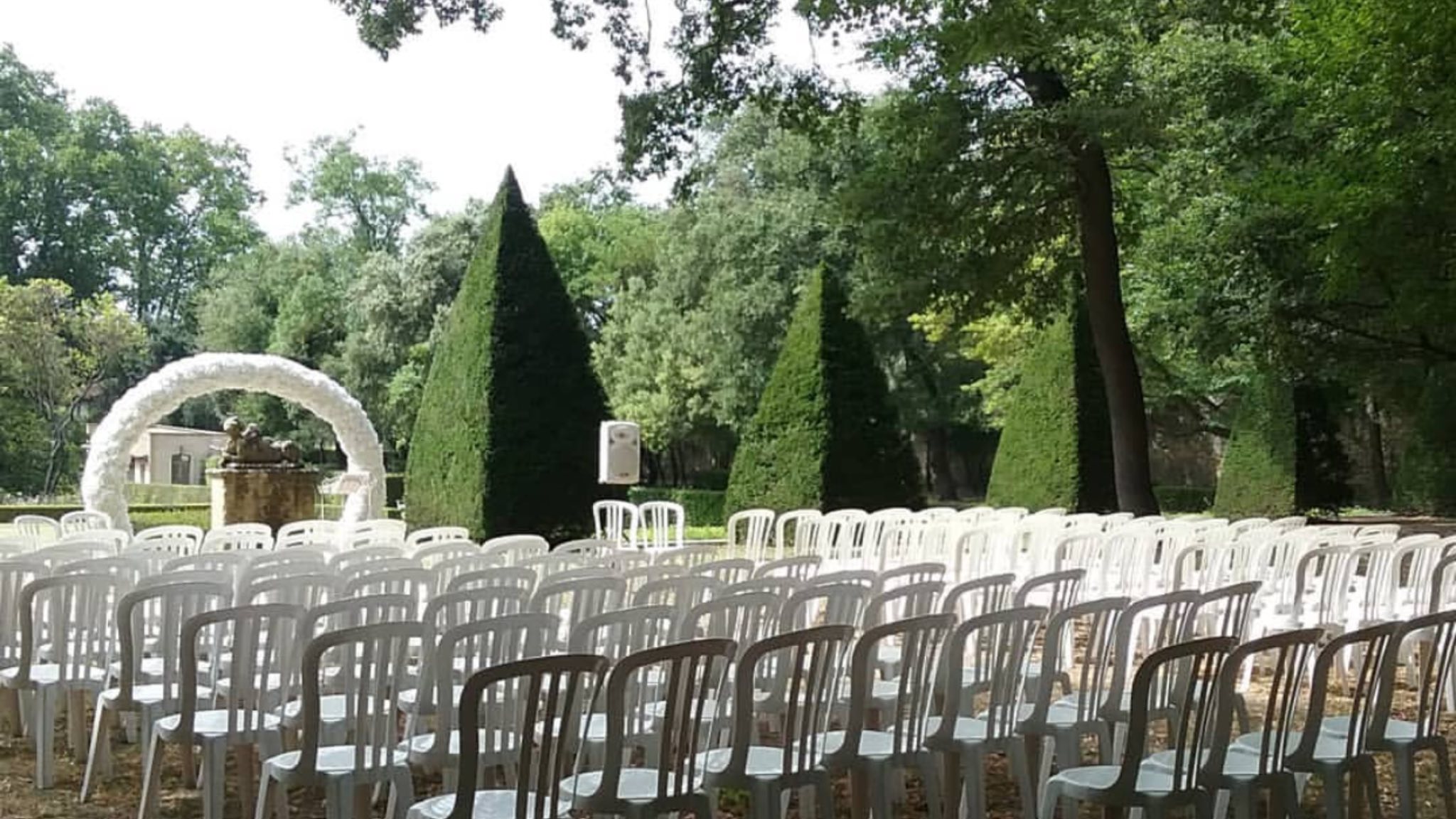 Location mobilier chaises tables Mimet