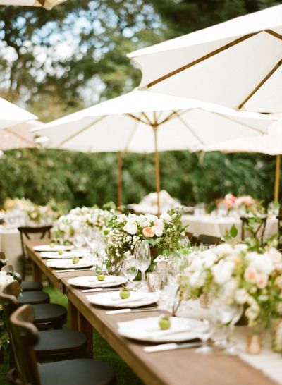 Tables et parasols — Le Mazet Réception